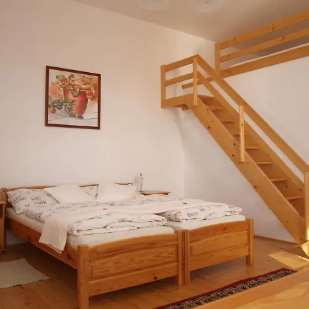 Guest house U Sv. Jana - Kraselovsky Dvur 3*
