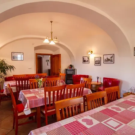 Guest house U Sv. Jana - Kraselovsky Dvur 3*